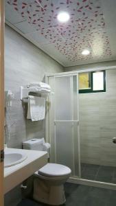 y baño con ducha, aseo y lavamanos. en Jiou Wu Siao Jhu en Nangan