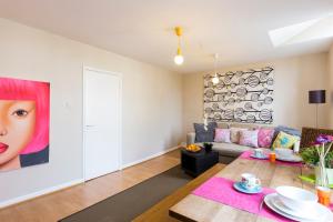 Posezení v ubytování Modernised Apartments 1 and 2 Bedrooms Option Terrace and Balcony High Street