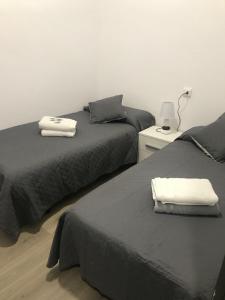2 nebeneinander sitzende Betten in einem Schlafzimmer in der Unterkunft Apartament súper centrico, reformado 32 in Tortosa