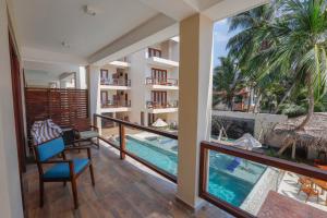 Bazén v ubytování Sapphire Seas Beachfront Hotel nebo v jeho okolí