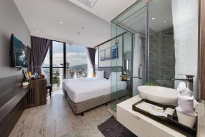 Postel nebo postele na pokoji v ubytování Ivy Hotel Nha Trang