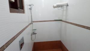 Elim Homestay Fort Kochi في كوتشي: حمام مع دش مع مرحاض ومغسلة