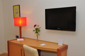 TV a/nebo společenská místnost v ubytování Across Hotels & Spa