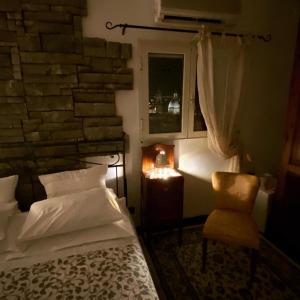 Postel nebo postele na pokoji v ubytování Casa tipica siciliana patronale home BedandBreakfast TreMetriSoprailCielo Camere con vista, colazione interna in terrazzo panoramico