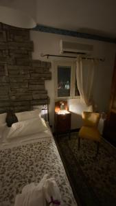 Postel nebo postele na pokoji v ubytování Casa tipica siciliana patronale home BedandBreakfast TreMetriSoprailCielo Camere con vista, colazione interna in terrazzo panoramico