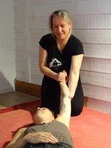 a woman is giving a man a massage at B&B Esprit d'un Moment in Nolay