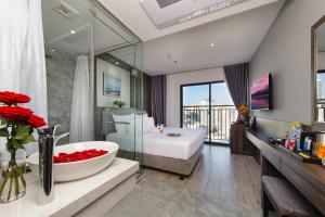 Postel nebo postele na pokoji v ubytování Ivy Hotel Nha Trang
