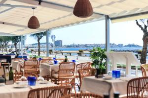 Reštaurácia alebo iné gastronomické zariadenie v ubytovaní Hotel Rosamar