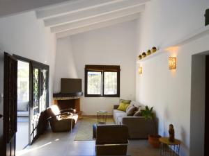 ein Wohnzimmer mit einem Sofa und einem Tisch in der Unterkunft Casa El Teix in Altea