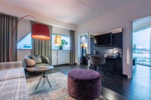 Televiisor ja/või meelelahutuskeskus majutusasutuses Radisson Blu Riverside Hotel
