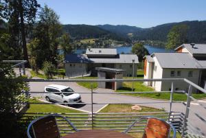 - une vue sur une voiture garée sur un parking dans l'établissement Le Herbau, à Gérardmer