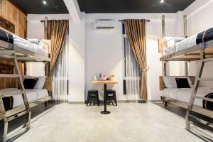 Tempat tidur susun dalam kamar di Super OYO Collection O 2627 Ratamya Co-living