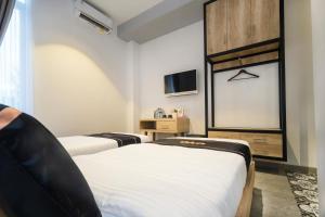 Tempat tidur dalam kamar di Super OYO Collection O 2627 Ratamya Co-living