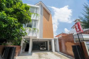 日惹的住宿－Super OYO Collection O 2627 Ratamya Co-living，外面有停车场的建筑