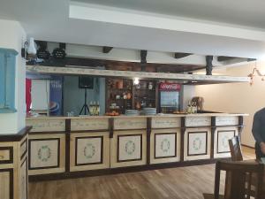 a kitchen with a counter in a restaurant at Pensiunea Medieval in Predeal