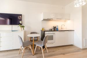 Kuchyňa alebo kuchynka v ubytovaní Apartamenty Flamingo by Noclegi Renters + 5 fotografií