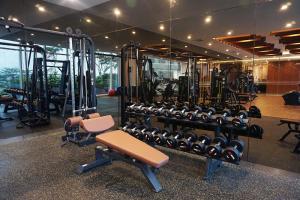Fitness centrum a/nebo fitness zařízení v ubytování Avenzel Hotel & Convention Cibubur