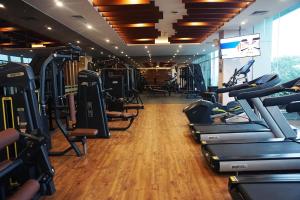 Fitness centrum a/nebo fitness zařízení v ubytování Avenzel Hotel & Convention Cibubur