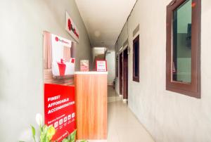 RedDoorz near Graha Cijantung Mall في جاكرتا: مدخل مستشفى مع وجود علامة على الحائط