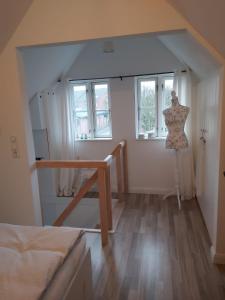 Zimmer mit einem Bett und einem Kleid auf einem Stuhl in der Unterkunft Huus Utspann in Tönning