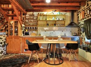 een keuken met een tafel en stoelen in een kamer bij Villas De Luna in Sidhirokhórion