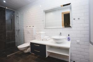 La salle de bains est pourvue d'un lavabo, de toilettes et d'un miroir. dans l'établissement Kuninga Old Town Resident, à Pärnu