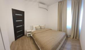 a small bedroom with a bed and a window at Casa Florescu 13 in Bucharest