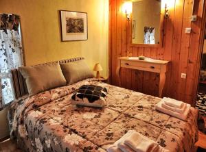 een slaapkamer met een bed met een kussen erop bij Villas De Luna in Sidhirokhórion