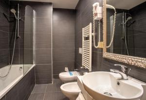 Ένα μπάνιο στο Hotel Aiglon