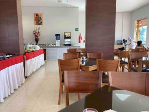 a restaurant with wooden tables and chairs and a counter at No GOLDEN DOLPHIN EXPRESS VOCÊ IRÁ TER MOMENTOS ESPETACULARES! in Caldas Novas