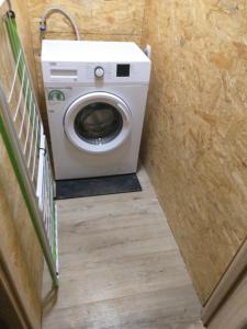 a washer and dryer in a small room at 2 osobowe kawalerki w domkach FreezerHause Kozery- NoclegiGrodziskPL 792-535-535 in Grodzisk Mazowiecki