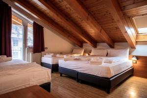 Uma cama ou camas num quarto em Monrōc Apartments