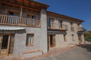 um edifício de apartamentos com uma varanda lateral em Cases dels Gasulla em Chiva de Morella