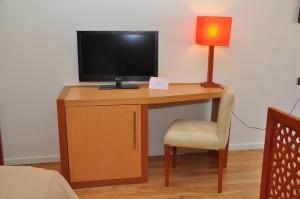 TV a/nebo společenská místnost v ubytování Across Hotels & Spa