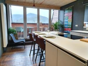 - une cuisine avec un bar doté d'une table et de chaises dans l'établissement Vue sur Meuse, à Profondeville