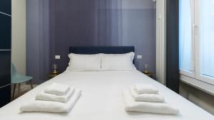 1 dormitorio con 1 cama con 2 toallas en Italianway - Corso Garibaldi 104 en Milán
