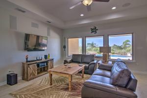 ein Wohnzimmer mit einem Sofa und einem Tisch in der Unterkunft South Padre Paradise with Saltwater Pool Near Golf! in Laguna Vista