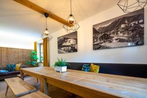 ein Esszimmer mit einem Holztisch und Stühlen in der Unterkunft Chalet SONNECK in Kaprun