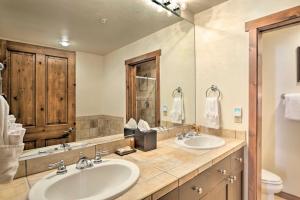 um banheiro com duas pias e um espelho grande em Breck Condo on Main St with Resort Amenities! em Breckenridge mais 19 fotografias