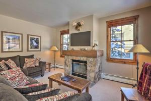 uma sala de estar com lareira e televisão em Breck Condo on Main St with Resort Amenities! em Breckenridge