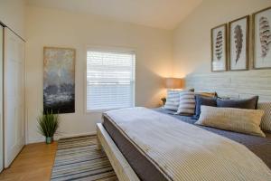 Ένα ή περισσότερα κρεβάτια σε δωμάτιο στο Chic Summer House Cottage Walk to Ocean!