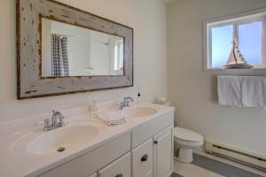 Ένα μπάνιο στο Chic Summer House Cottage Walk to Ocean! +16 φωτογραφίες
