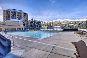 uma grande piscina com montanhas ao fundo em Breck Condo on Main St with Resort Amenities! em Breckenridge