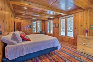 1 dormitorio con 1 cama en una habitación con paredes de madera en Ogden Riverfront Retreat Near Snowbasin Ski Resort en Ogden