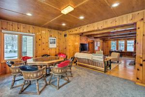 sala de estar con paredes de madera, mesa y sillas en Ogden Riverfront Retreat Near Snowbasin Ski Resort en Ogden