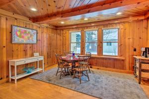 comedor con mesa y sillas en Ogden Riverfront Retreat Near Snowbasin Ski Resort, en Ogden