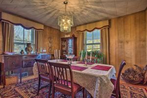 Fotografie z fotogalerie ubytování Historical Family Home, 12 Mi to DT Asheville v destinaci Arden