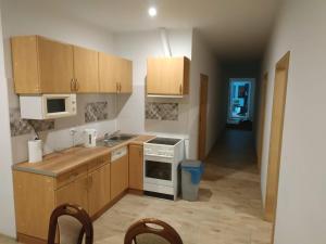 ครัวหรือมุมครัวของ 4U Hostel Zgorzelec - Free Parking