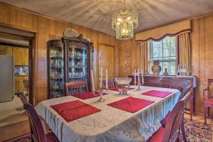 Fotografie z fotogalerie ubytování Historical Family Home, 12 Mi to DT Asheville v destinaci Arden