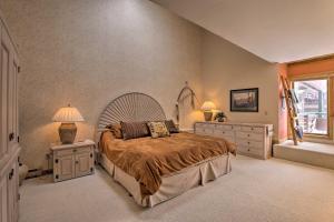 1 dormitorio con 1 cama, 2 vestidores y ventana en Ski-InandSki-Out Winter Park Condo with Pool Access!, en Winter Park 25 fotos más